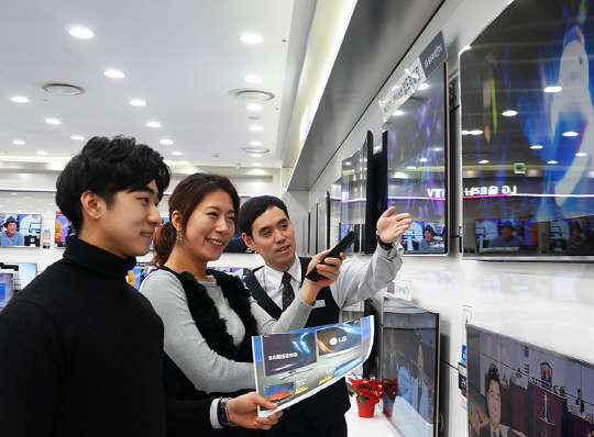 4일 서울 송파구 신천동 롯데하이마트 월드타워점에서 고객들이 대형 TV를 보고 있다. <롯데하이마트 제공>